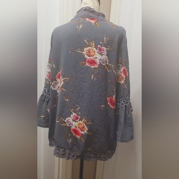 Grey Floral Kimono With Bell Hand. Lace Trim/Beach Top/ Sun Wrap🌴 - Picture 3 of 7